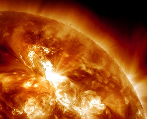 Вчерашняя вспышка на снимке зонда SDO (space.com) Вчерашняя вспышка на снимке зонда SDO (space.com)