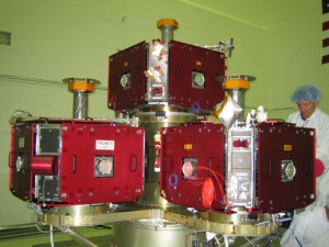 Установка аппаратов на пусковую платформу в Лаборатории реактивного движения (nasa.gov) Установка аппаратов на пусковую платформу в Лаборатории реактивного движения (nasa.gov)
