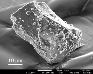Образец астроида Итокава под микроскопом (sciencedaily.com) Образец астроида Итокава под микроскопом (sciencedaily.com)