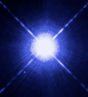 Двойная система Сириус, слева внизу видна меньшая звезда (wikipedia.org)