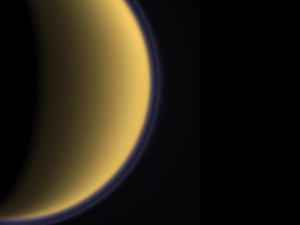 Дымка из-за атмосферы Титана в псевдоцветах  (nasa.gov)