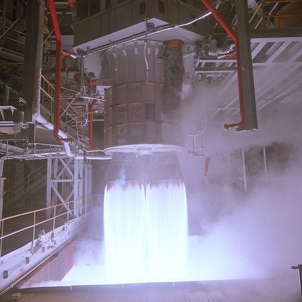 Тестирование в Центре имени Маршалла двигателя РД-180, который будет использоваться в новых тяжелых и сверхтяжелых ракетах (wikipedia.org)