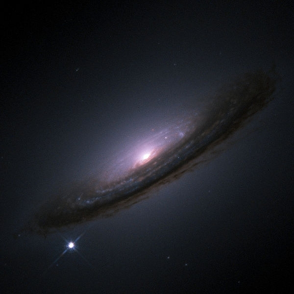 Сверхновая NGC 4526 явно ярче, чем должна быть (wikipedia.org)