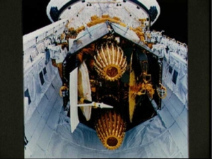 Спутник на борту шаттла (nasa.gov) Спутник на борту шаттла (nasa.gov)