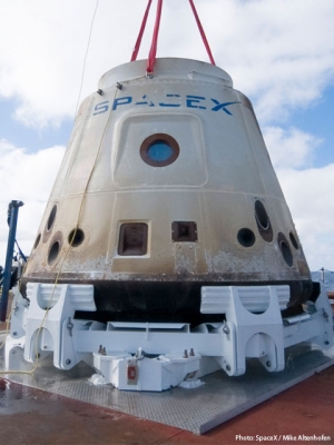 Корабль Dragon после тестового полета и успешного приземления (space.com) Корабль Dragon после тестового полета и успешного приземления (space.com)