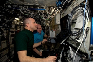 Космонавты за работой (nasa.gov) Космонавты за работой (nasa.gov)