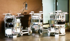 Формация на столе: макеты аппаратов на воздушной подвеске (mit.edu)
