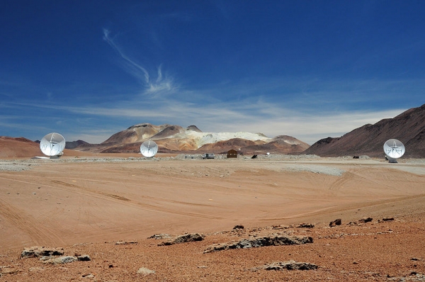 Три телескопа обсерватории ALMA (wikipedia.org) Три телескопа обсерватории ALMA (wikipedia.org)
