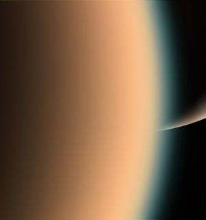 Атмосфера Титана в естетственном цвете (wikipedia.org)