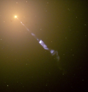 Струя частиц, вырывающихся из аккреционного диска дыры галактик М87 (wikipedia.org)