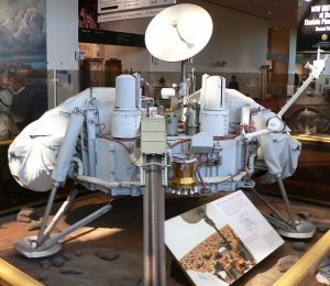 Модель спускаемого модуля Викинга 1 (wikipedia.org) Модель спускаемого модуля Викинга 1 (wikipedia.org)