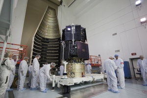 Подготовка к загрузке аппаратов в ракету-носитель (nasa.gov) Подготовка к загрузке аппаратов в ракету-носитель (nasa.gov)