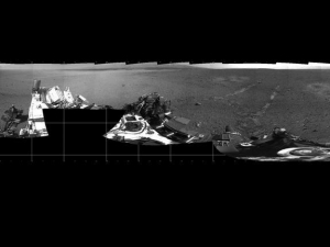Панорама, показывающая первые следы Curiosity (space.com)