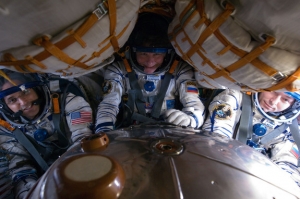 Готовые к полету космонавты в корабле Союз (space.com) Готовые к полету космонавты в корабле Союз (space.com)