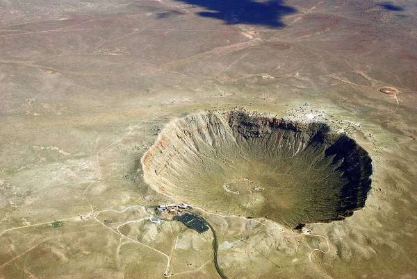 Аризонский кратер - этот метеорит был великоват (wikipedia.org)