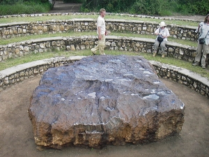 Крупнейший на Земле метеорит Гоба (wikipedia.org) Крупнейший на Земле метеорит Гоба (wikipedia.org)