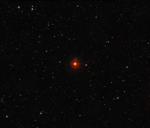 Широкоугольный снимок неба со звездой R Скульптора (eso.org)
