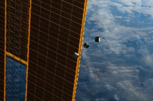 Три первых спутника удаляются от МКС (space.com)