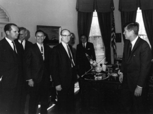 Макет Маринера дарят президенту Кеннеди (space.com)