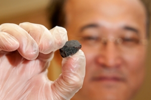 Осколок метеорита в руках одного из исследователей Цин-жу Ина (ucdavis.edu)