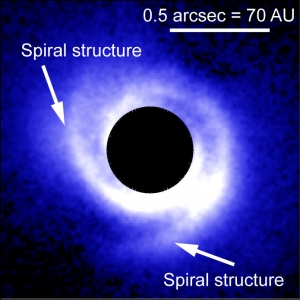 Спиральные рукава около заблокированного аппаратурой телескопа диска звезды (space.com)