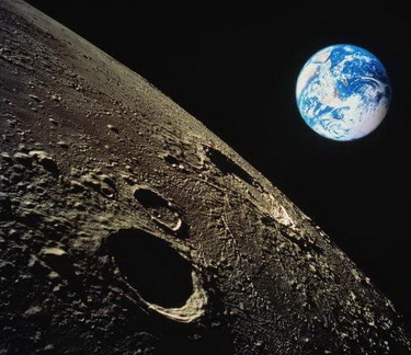 Размер Луны превосходит показатели прочих спутников (Изображение — universetoday.com) Размер Луны превосходит показатели прочих спутников (Изображение — universetoday.com)