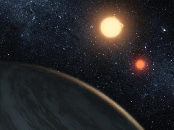 Рисунок планеты около двух звезд (space.com)