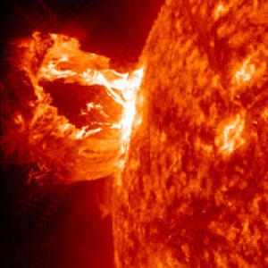 Корональный выброс массы (sciencedaily.com) Корональный выброс массы (sciencedaily.com)