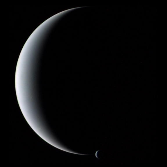 Тритон и Нептун. Снимок Вояджера 2 (space.com)