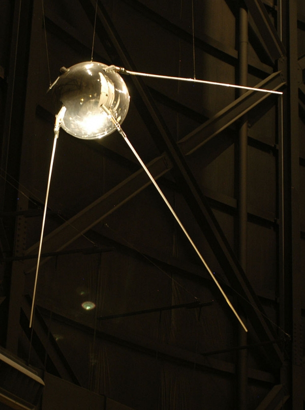Копия Спутника-1 (wikipedia.org)