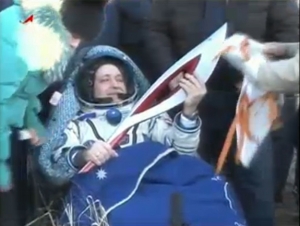 Юрчихин с Олимпийским огнем на Земле (space.com) Юрчихин с Олимпийским огнем на Земле (space.com)