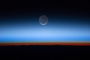 Атмосфера Земли и Луна с борта МКС (space.com)