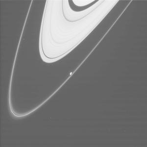 Кольца Сатурна и луна Прометей (newscientist.com)