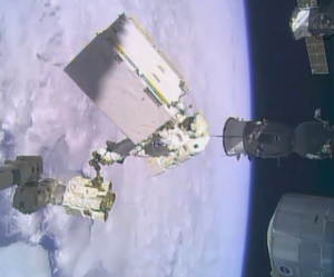 Хопкинс с новым модулем (space.com) Хопкинс с новым модулем (space.com)
