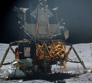 Лунный модуль на поверхности спутника (wikipedia.org)