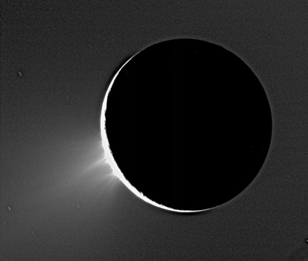 Струи, вырывающиеся с поверхности Энцелада, фото получено Кассини (wikipedia.org)