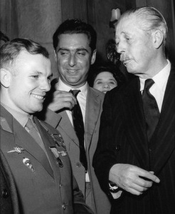 Гарольд Макмиллан с Юрием Гагариным, июль 1961 (Архив «РИА Новости») Гарольд Макмиллан с Юрием Гагариным, июль 1961 (Архив «РИА Новости»)