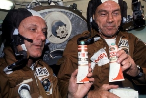 Тюбик "водки" в руках астронавтов (wikipedia.org)