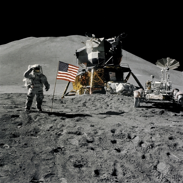 Астронавт Джеймс Ирвин 1 августа 1971 года. Справа - первый лунный ровер. (nasa.gov) Астронавт Джеймс Ирвин 1 августа 1971 года. Справа - первый лунный ровер. (nasa.gov)
