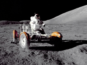 Командир экипажа Аполлона 17 Евгений Кернан, управляющий ровером. (nasa.gov) Командир экипажа Аполлона 17 Евгений Кернан, управляющий ровером. (nasa.gov)