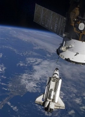 Стыковка «Индевора» с МКС (Фото — NASA) Стыковка «Индевора» с МКС (Фото — NASA)