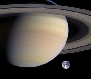Сравнение Сатурна и Земли (wikipedia.org)