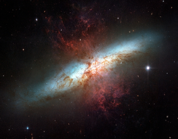 Потоки светящегося водорода вырываются из центра галактики M82 (nasa.gov)