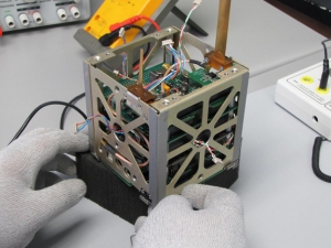 Сборка кубсата (space.com) Сборка кубсата (space.com)