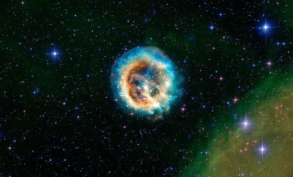 Изоюражение сверхновой 1E 0102.2-7219 в видимом и рентгеновсом диапазонах. Свет от сверхновых позволяет астрономам определить скорость расширения Вселенной (space.com)