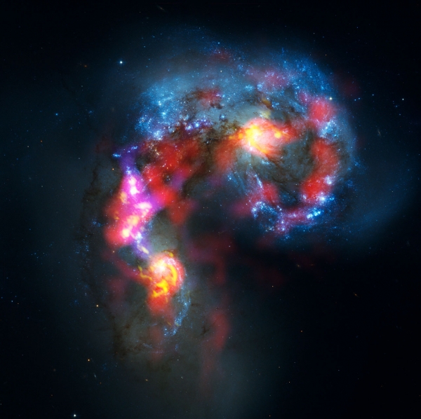 Галактики Антенн. Изображение составлено из данных ALMA и Хаббла (eso.org) Галактики Антенн. Изображение составлено из данных ALMA и Хаббла (eso.org)