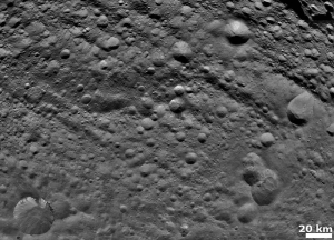 Поверхность Весты, покрытая кратерами (wikipedia.org)