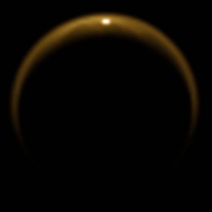 Первое изображение света, отраженного озером на Титане. Получено спектрометром зонда Кассини (space.com)