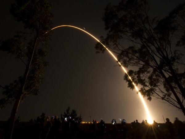 Путь ракеты-носителя в небе (space.com) Путь ракеты-носителя в небе (space.com)