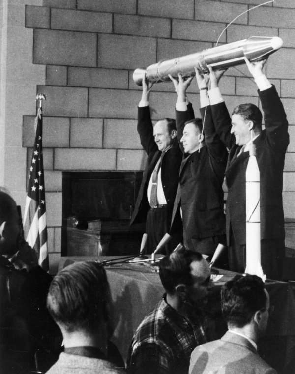 Вильям Пикеринг, Джеймс ван Аллен и Вернер фон Браун с Эксплорером-1 (nasa.gov) Вильям Пикеринг, Джеймс ван Аллен и Вернер фон Браун с Эксплорером-1 (nasa.gov)